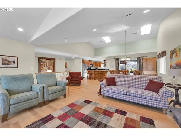 3533 AMBLESIDE DR, Springfield, OR 97477