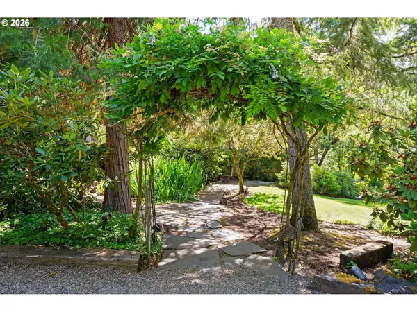2052 S Shasta LOOP, Eugene, OR 97405