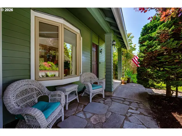 393 SUNSHINE ACRES DR, Eugene, OR 97401