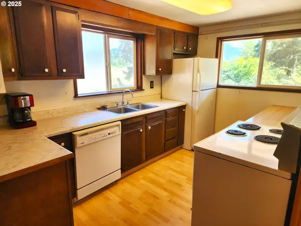 38717 DEXTER RD, Dexter, OR 97431