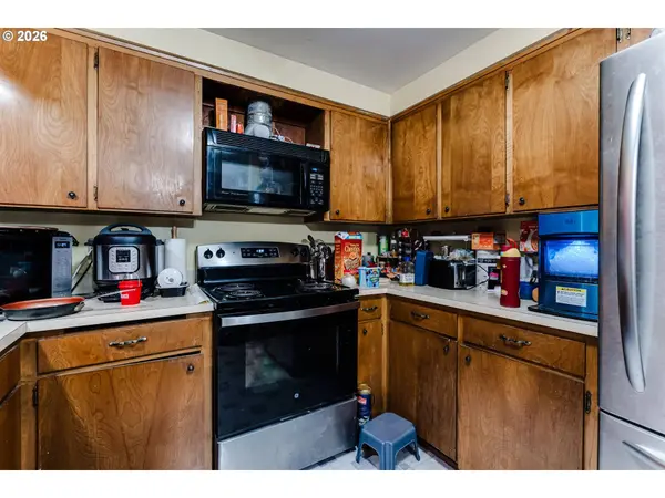 930 25TH PL, Springfield, OR 97477