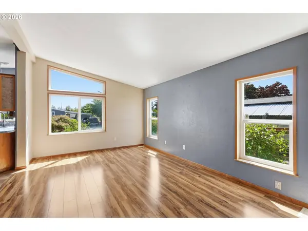 2070 DONNELLY DR, Springfield, OR 97477