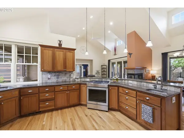 2148 Lomond AVE, Springfield, OR 97477