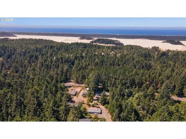 4976 LAKE DR, Florence, OR 97439