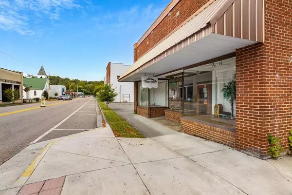 101 W Laurel Ave, Damascus, VA 24236