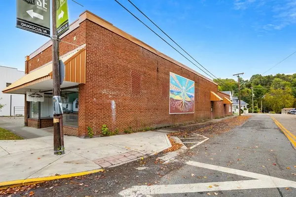 101 W Laurel Ave, Damascus, VA 24236