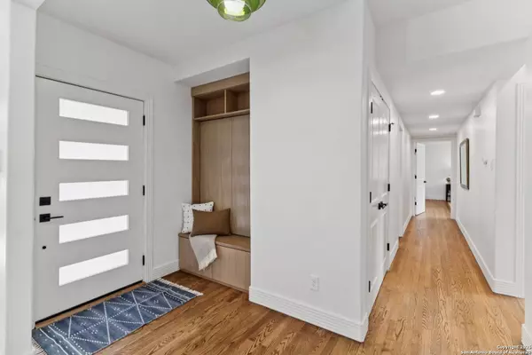 1008 Canterbury Hill, Terrell Hills, TX 78209