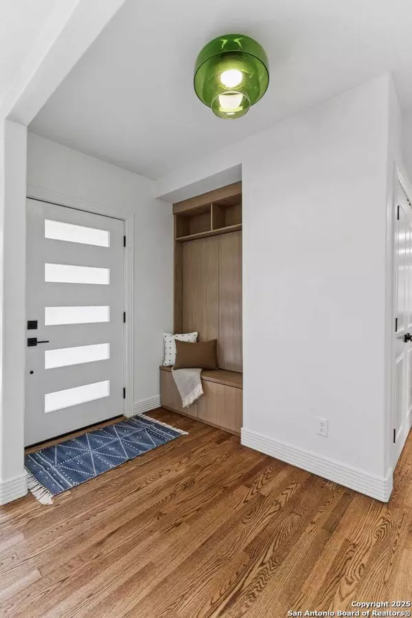 1008 Canterbury Hill, Terrell Hills, TX 78209