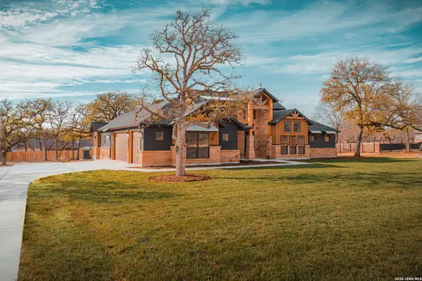 192 Bobby Lynn, Adkins, TX 78101