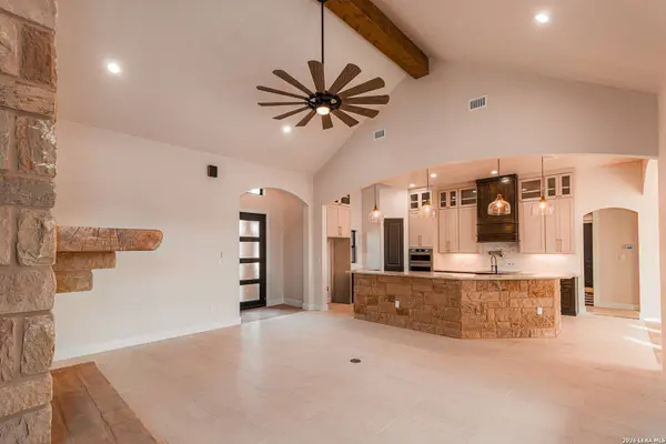 192 Bobby Lynn, Adkins, TX 78101