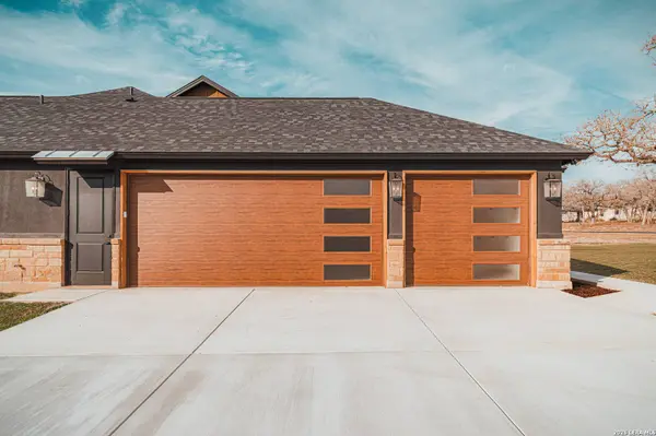 192 Bobby Lynn, Adkins, TX 78101