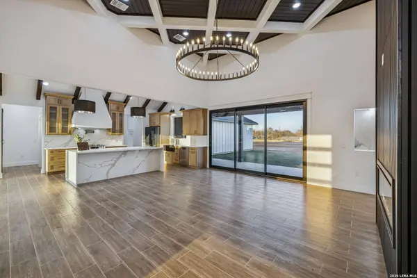 179 Hidden Ranch Ct., Floresville, TX 78114