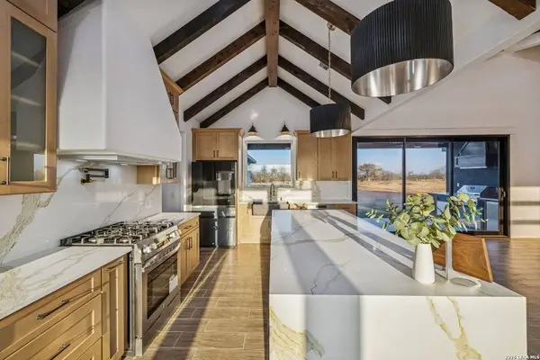 179 Hidden Ranch Ct., Floresville, TX 78114