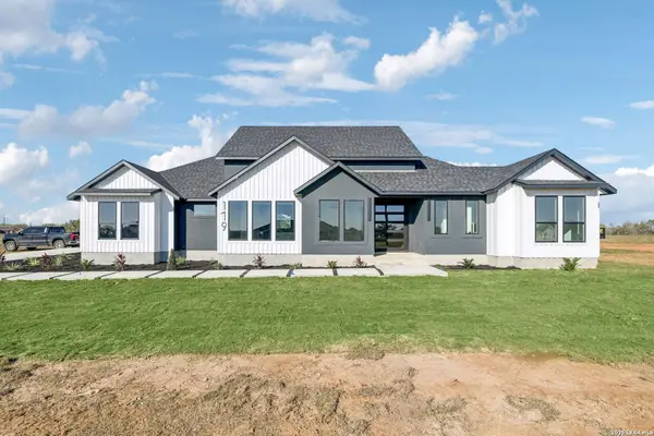 179 Hidden Ranch Ct., Floresville, TX 78114