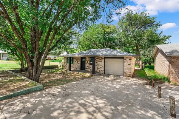 1208 E Hickman ST, Shawnee, OK 74801