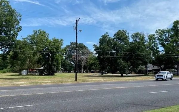 913 E Tyler St, Athens, TX 75751