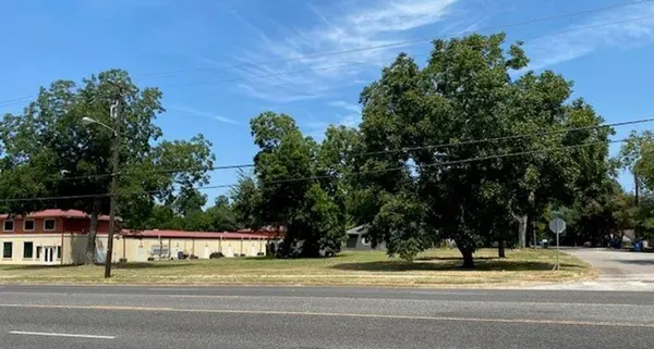 913 E Tyler St, Athens, TX 75751