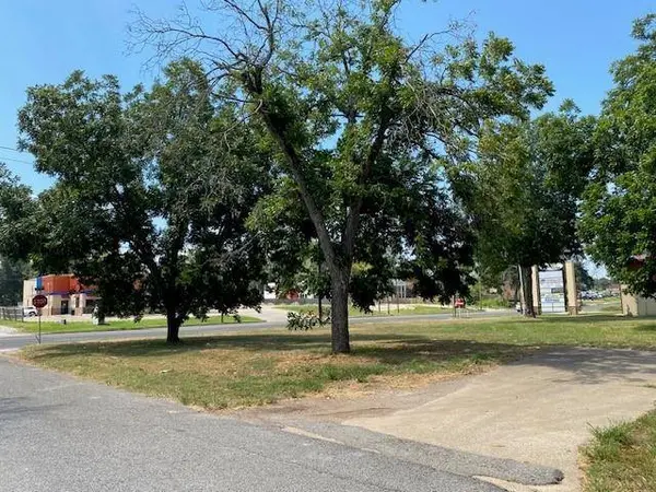 913 E Tyler St, Athens, TX 75751