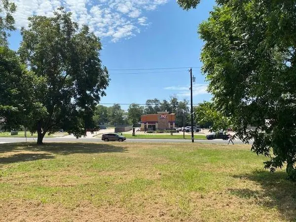 913 E Tyler St, Athens, TX 75751