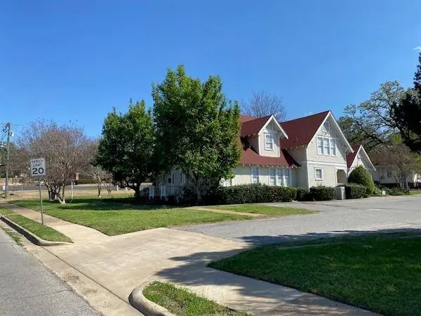 214 E College St, Athens, TX 75751