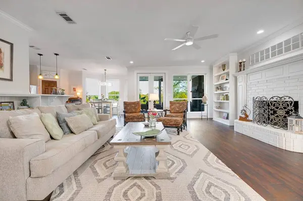 2001 Rose Pt, Athens, TX 75752