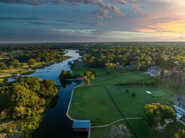 2001 Rose Pt, Athens, TX 75752