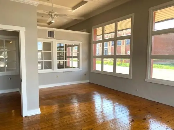 219 N Palestine St, Athens, TX 75751