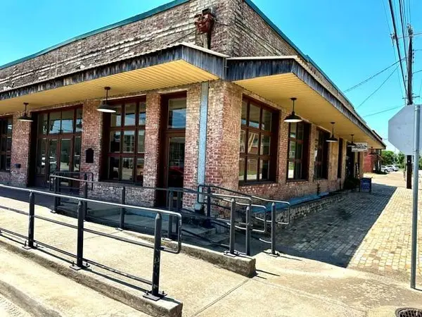 219 N Palestine St, Athens, TX 75751