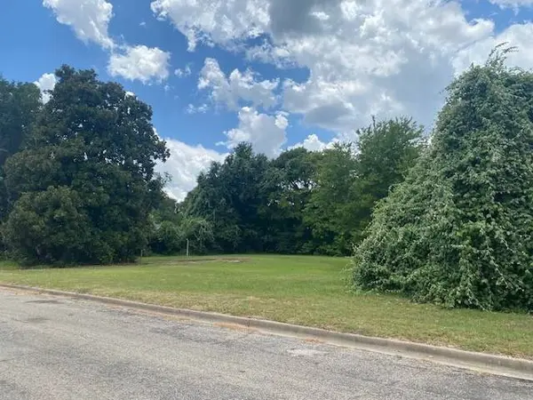 201 W College St, Athens, TX 75751