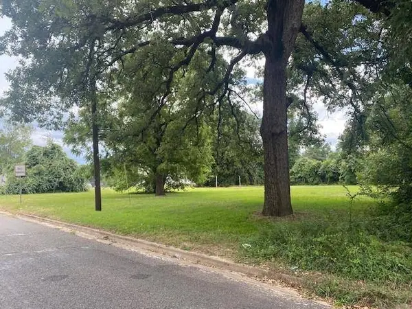 201 W College St, Athens, TX 75751