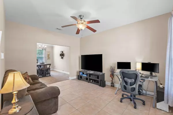 3618 Topaz Cir, Navarre, FL 32566