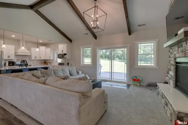 56900 Patriot LN, New London, MO 63459