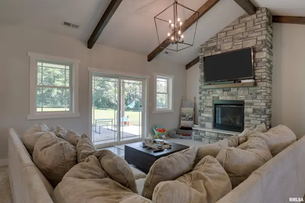 56900 Patriot LN, New London, MO 63459