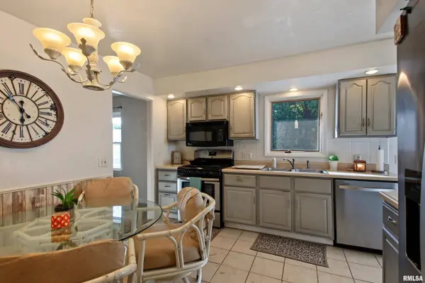 2212 LOCUST ST, Quincy, IL 62301
