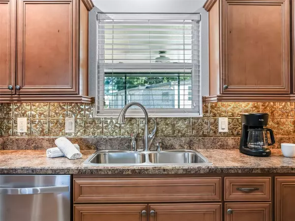 828 SILVER OAK AVE, Lady Lake, FL 32159