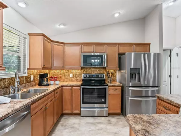 828 SILVER OAK AVE, Lady Lake, FL 32159