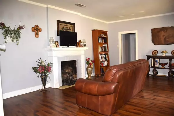 1107 E Lamar ST, Palestine, TX 75801