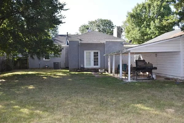 1107 E Lamar ST, Palestine, TX 75801