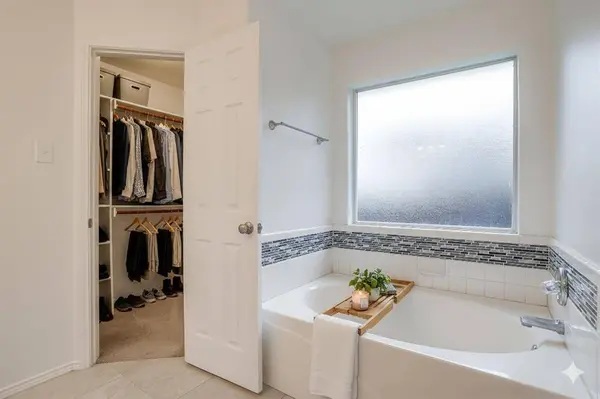 701 Stonebrooke Drive, Burleson, TX 76028