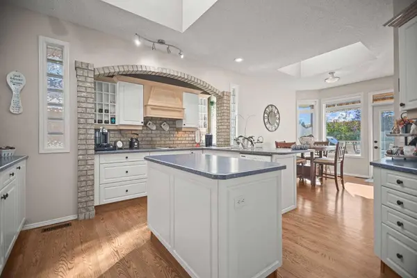 67 Valley Ridge GN NW, Calgary, AB T3B 5L5