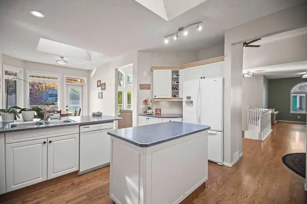 67 Valley Ridge GN NW, Calgary, AB T3B 5L5