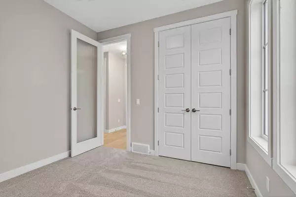 37 Southborough LN, Cochrane, AB T4C 2S6