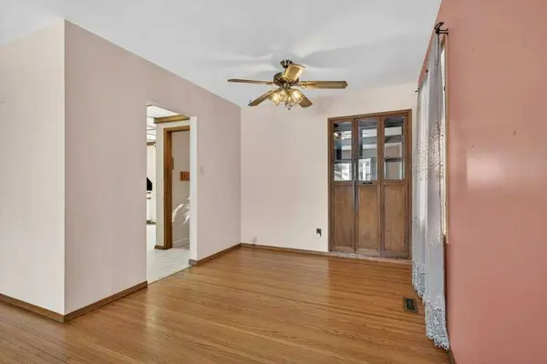 275 Westminster DR SW, Calgary, AB T3C 2T7