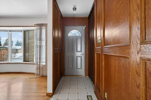 275 Westminster DR SW, Calgary, AB T3C 2T7