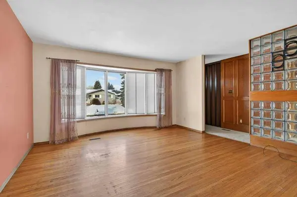 275 Westminster DR SW, Calgary, AB T3C 2T7