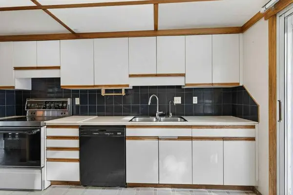 275 Westminster DR SW, Calgary, AB T3C 2T7