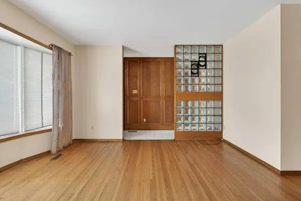 275 Westminster DR SW, Calgary, AB T3C 2T7