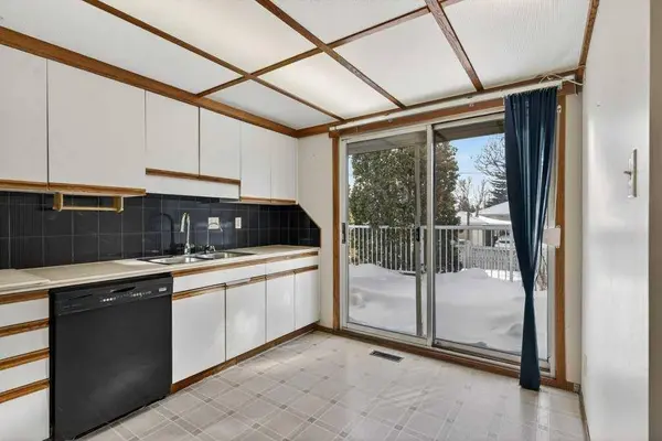 275 Westminster DR SW, Calgary, AB T3C 2T7