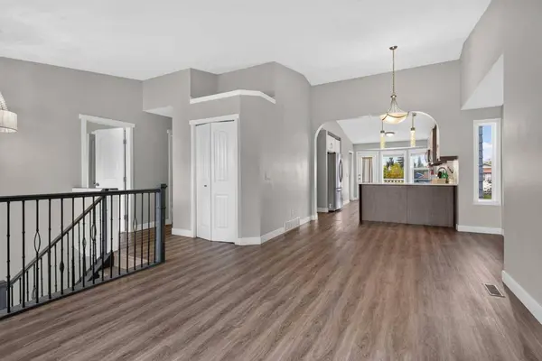 48 Shawfield RD SW, Calgary, AB T2Y 1Y7