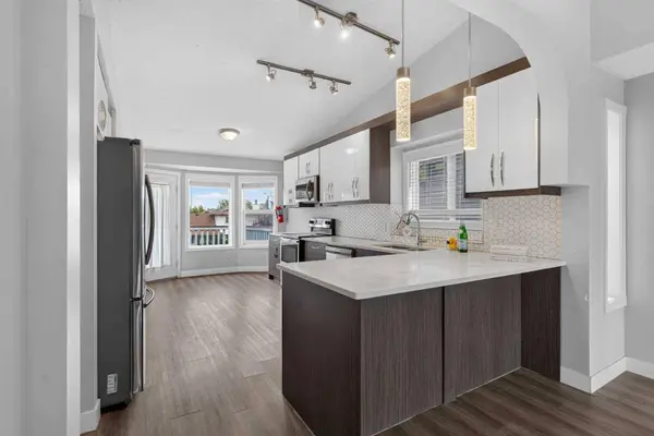 48 Shawfield RD SW, Calgary, AB T2Y 1Y7